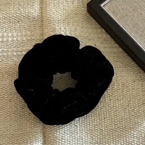 Élastique chouchou élégant en velours noir avec texture plissée pour accessoires femme
