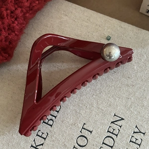 Pince à cheveux triangulaire rouge foncé élégante avec perle argentée pour femme
