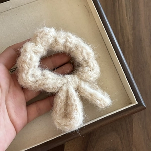 Chouchou en peluche beige crème avec nœud papillon en laine douce pour coiffures élégantes
