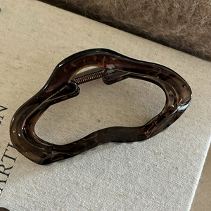 Pince à cheveux ondulée marron translucide avec texture écaille et ressort métal