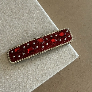 Barrette à cheveux élégante en strass rouges avec grands cristaux et détails argentés