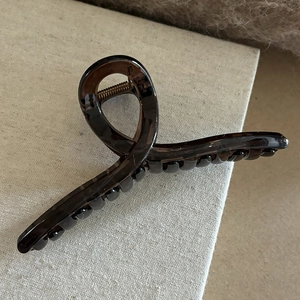 Grande pince à cheveux crabe marron foncé avec motif écaille et courbes croisées
