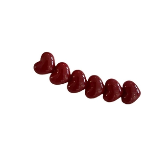 Minimalistische rote Haarspange in Herzform mit glänzender Oberfläche für Damen
