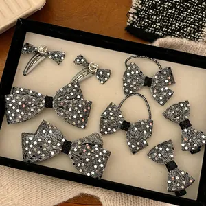 Set aus schwarzen Pailletten-Haarspangen und Haargummis mit funkelnden Strass-Akzenten