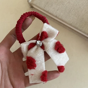 Roter Plüsch-Haargummi mit Filzschleife, Herz-Pompons und glitzerndem Strassstein