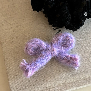 Barrette à cheveux avec nœud en tricot violet clair, texture douce et effet mohair