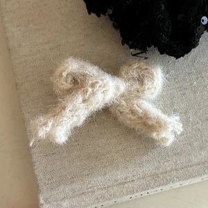 Barrette à cheveux nœud en tricot blanc crème avec texture douce pour femmes