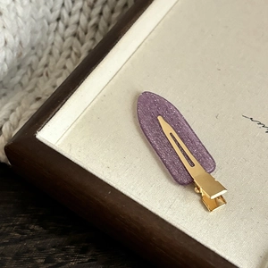 Barrette à cheveux à paillettes violettes élégante avec base en métal doré pour femmes