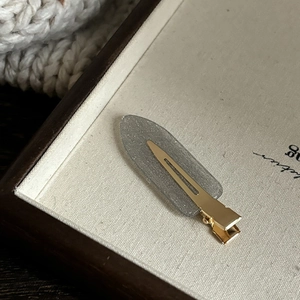 Barrette à cheveux grise pailletée avec clip en métal doré pour un style minimaliste