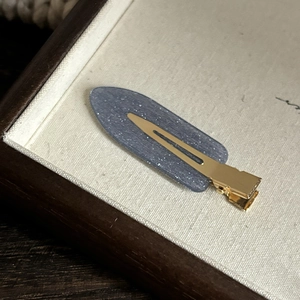 Détail de la barrette bleu Morandi avec paillettes fines et pince crocodile dorée