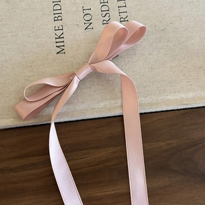 Eleganter rosa Seidenhaarschleife Clip mit langen Bändern und Satin-Finish