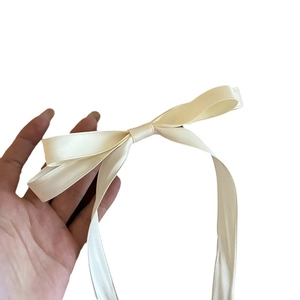 Eleganter Haarclip mit cremefarbener Satinschleife für eine Prinzessin-Frisur