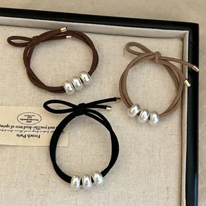 Lot de trois chouchous élastiques élégants avec perles en café, kaki et noir classique
