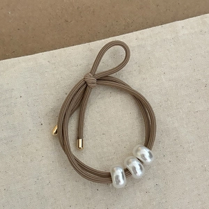 Élastique à cheveux perlé minimaliste avec double cordon brun et perles blanches