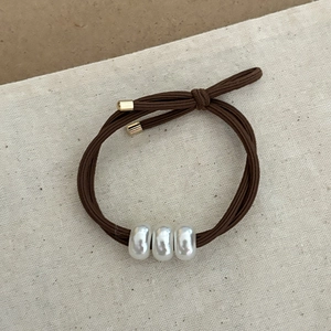 Élastique à cheveux double brin avec perles blanches et détails en métal doré