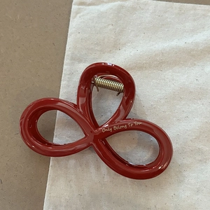 Pinza per capelli rossa francese con testo dorato e design a incastro elegante