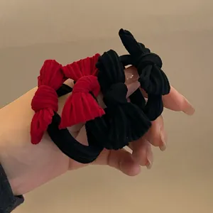 Gros plan sur des chouchous nœuds en velours côtelé rouge et noir avec texture côtelée