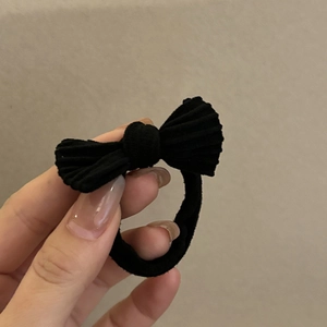 Gros plan détaillé d'un chouchou noeud en velours côtelé noir avec élastique haute qualité