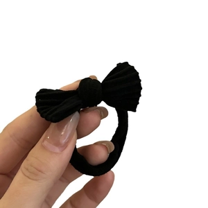 Élastique à cheveux noir avec un nœud en tissu texturé pour la coiffure quotidienne
