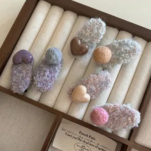 Barrettes à Cheveux BB en Tissu Fait Main avec Cœur et Pompon pour Femmes Douces Pinces à Frange Latérale Accessoires de Mode