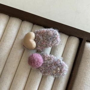 Ensemble de deux pinces à cheveux en laine avec cœur et pompon de couleur violet et rose