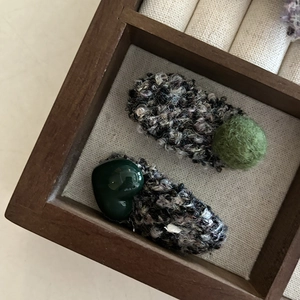 Barrettes à cheveux en laine deux pièces avec cœur vert et pompon sur plateau bois