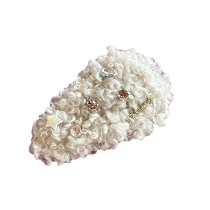 Pince à cheveux en peluche crème avec strass brillants et détails métalliques dorés