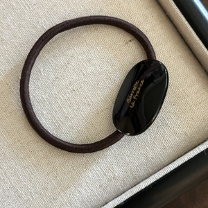 Élastique à cheveux marron avec breloque ovale noire et texte doré Barrette La France