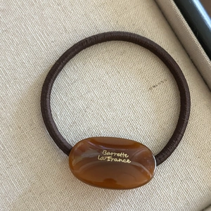 Élastique à cheveux marron style français avec breloque ovale en ambre et texte doré