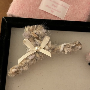 Elegant bow hair claw clip with cream satin ribbon and pearl accent on tweed texture