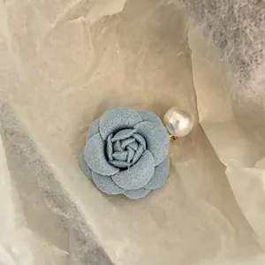 Pince à Cheveux Fleur de Camélia Faite à la Main pour Femmes Épingle à Cheveux en Tissu Bleu avec Künstliche Perle Accessoires Cheveux Élégants