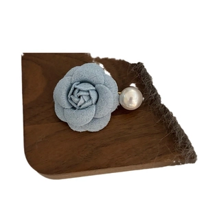 Pince à cheveux rose en tissu bleu clair faite à la main avec perle sur support