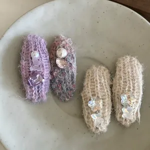 Barrettes à cheveux papillon en perles faites à la main sur un plateau en céramique