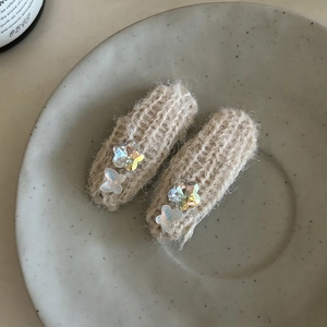 Paire de barrettes à cheveux papillon en tricot beige avec fleurs en perles sur assiette