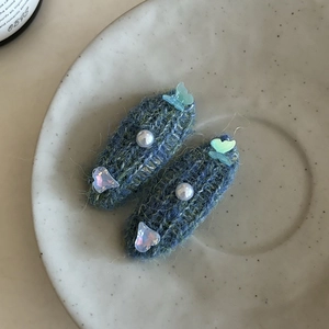 Paire de barrettes à cheveux en tricot bleu avec papillons, perles blanches et détails opale