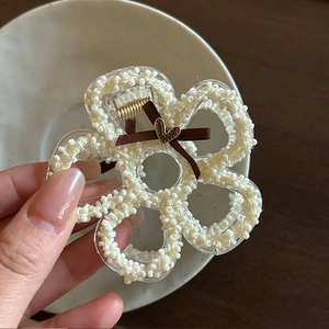 Pince à cheveux avec nœud en satin marron et perles avec breloque cœur doré élégante