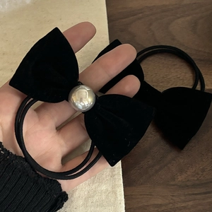 Élastique à cheveux élégant en velours noir avec nœud papillon et perle blanche brillante
