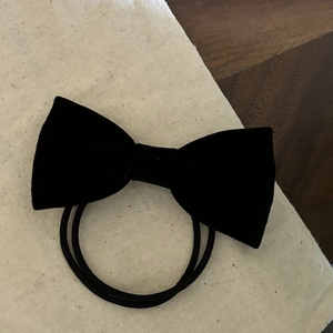 Chouchou élégant en velours noir avec nœud et perles pour un usage quotidien classique