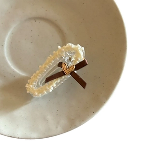 Pince à cheveux avec nœud marron, dentelle et détail cœur doré pour femme