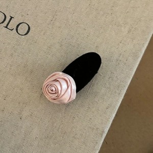 Pince à cheveux rose avec rose satinée et base en velours noir pour femmes