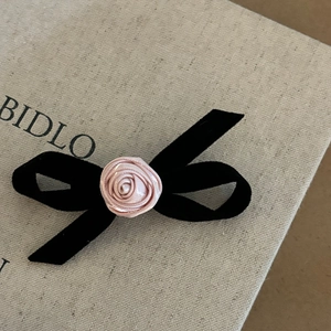 Pince à cheveux élégante en velours noir avec une rose en satin rose style vintage