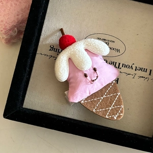 Détail d'une pince à cheveux en forme de glace rose avec cône en feutre pour fille