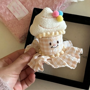 Détail d'une pince à cheveux cupcake en peluche douce avec laine d'agneau et tissu à carreaux