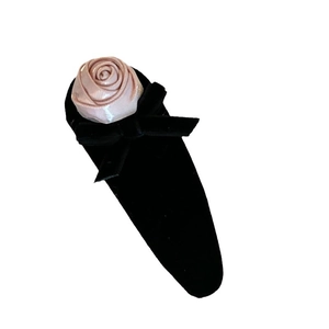 Pince à cheveux rose en soie avec base en velours noir et nœud papillon doux