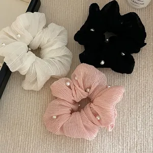 Eleganti elastici per capelli in rete a pieghe con perle in bianco, nero e rosa chiaro