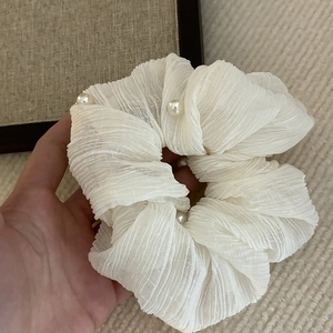 Elegante elastico per capelli in rete beige con perle e texture a pieghe per coda