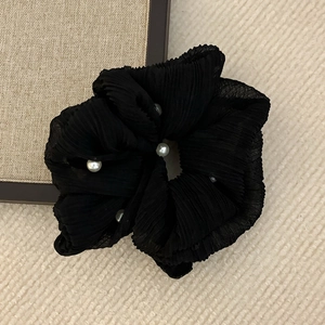 Elegante elastico per capelli in tessuto nero a pieghe con perle bianche e design retrò