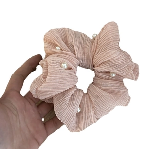 Elegante elastico per capelli in rete a pieghe beige con perle finte per code di cavallo