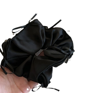 Chouchou large en satin noir élégant avec petits nœuds en ruban pour coiffure chic