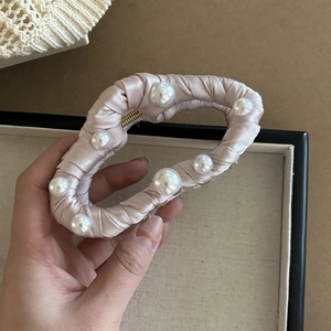 Pince à cheveux élégante en satin champagne avec perles pour coiffures volumineuses